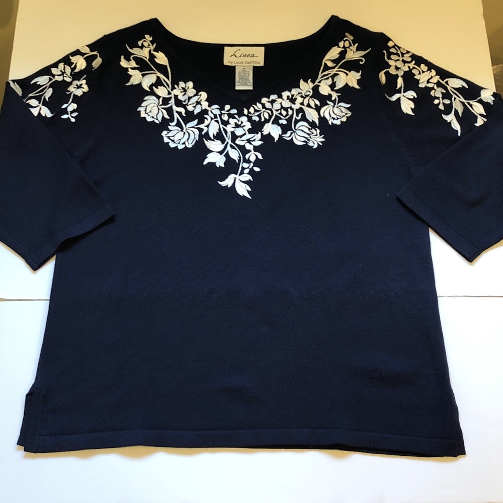 Linea by Louis Dell’Olio Embroidered
V-Neck Pullover Sweater  Medium – EC